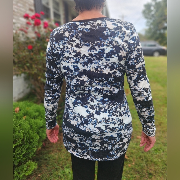 LOT OF 4 Simply Vera Vera Wang  ARTSY long Sleeve Decoative Tops SIZE Medium - Picture 3 of 13